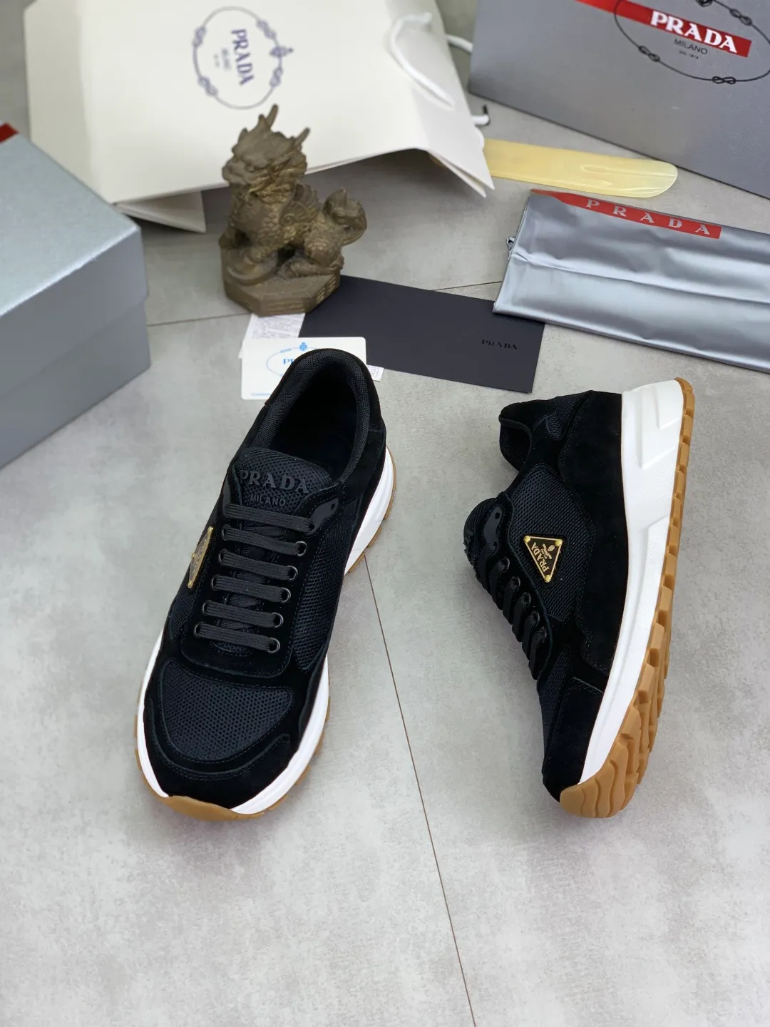 Men's shoes 💰P560💰[New style] popular models are on the official website, 🆘 Trendy brand (Prada) mainly promotes popular models, avant-garde and versatile fashion men's shoes private version mold opening, cowhide surface splicing 1:1.. Fashionable and simple, original imported cowhide lining cowhide feet; the atmosphere and personality are more fashionable, eye-catching and pursuing class. It will subvert the old idea and be a must-have for fashionistas with you! Must keep it for yourself! Tall and comfortable, large and low, high-end quality workmanship. Number of yards: 38-45 4️⃣optional.